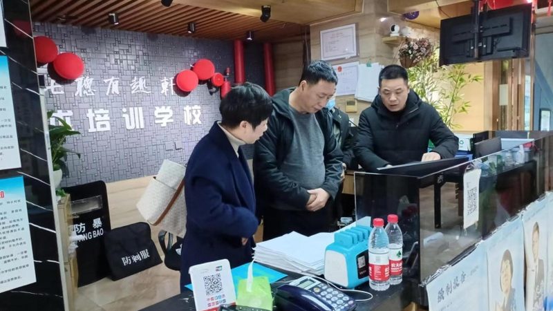 以下是一些适合少儿编程入门的教材推荐：
